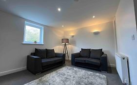 Modern 2 Bedroom Flat In Town Centre