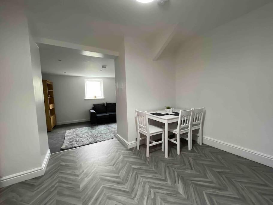 Modern 2 Bedroom Flat In Town Centre Aberystwyth Exterior photo