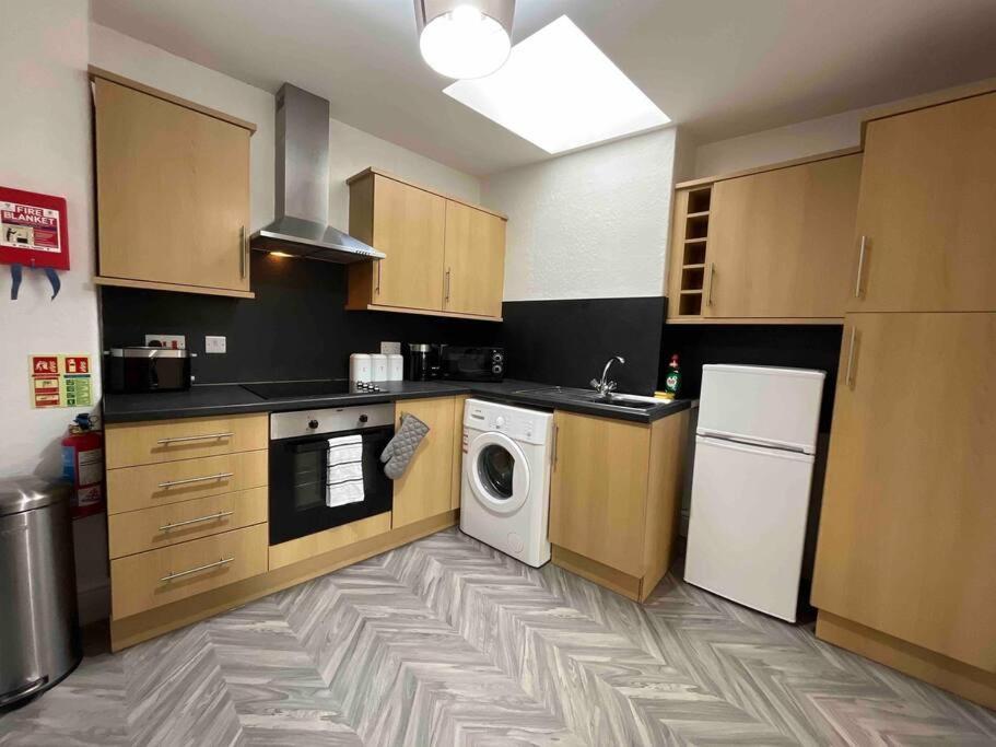 Modern 2 Bedroom Flat In Town Centre Aberystwyth Exterior photo